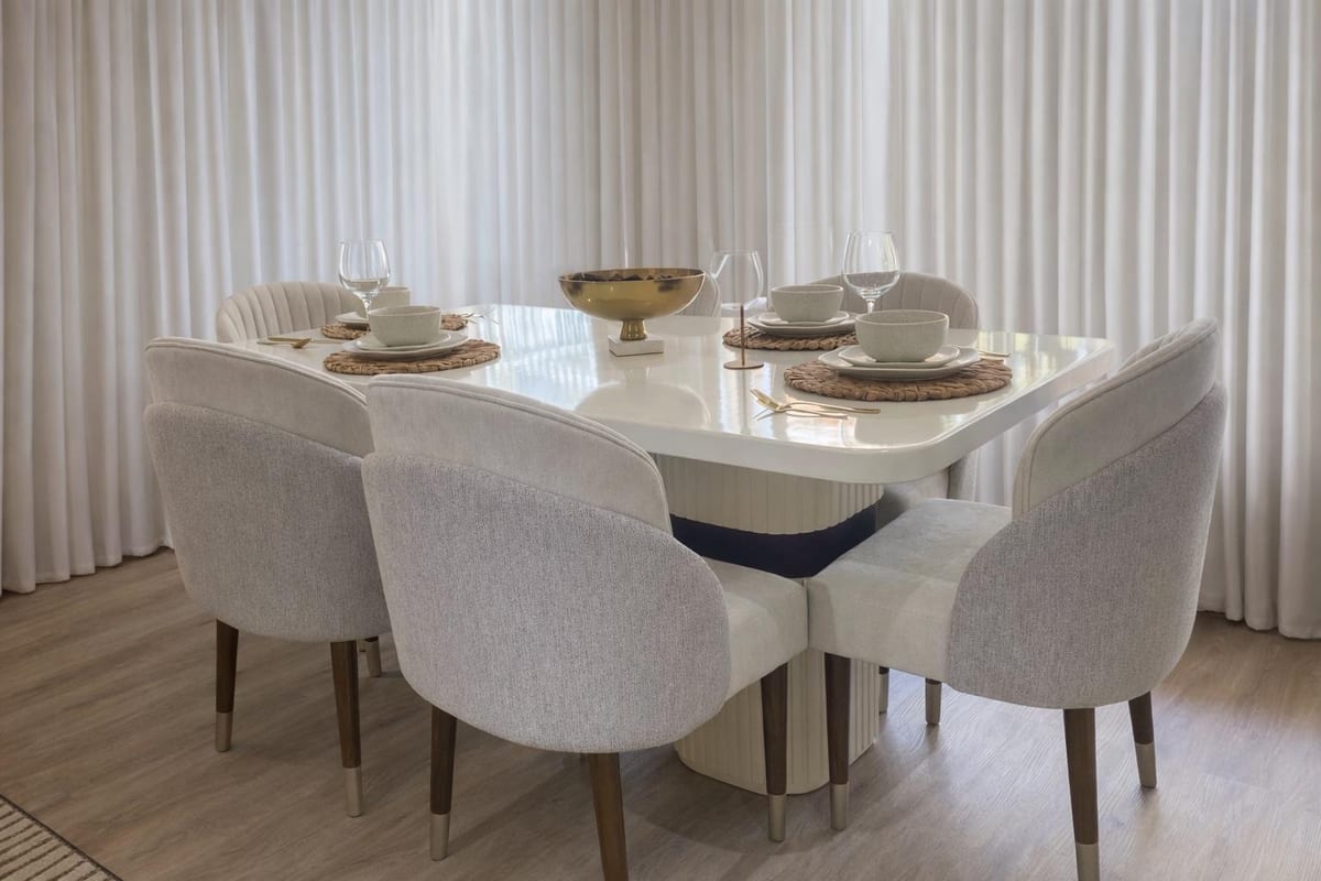 Comedor Cadiz de 6 puestos con cubierta en madera y sillas tapizadas en tela antifluido